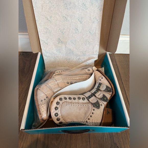 Lane SHOWDOWN Womens Cowboy Boots 7.5 White Leather Western Ankle Cowgirl Bootie - Picture 13 of 14